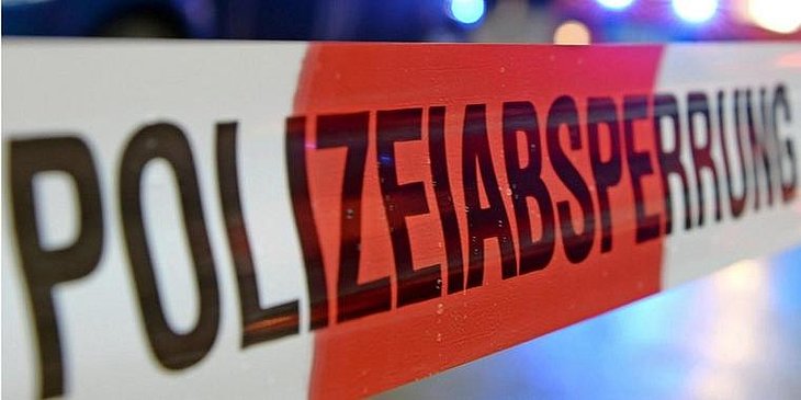 Polizei-Absperrung bei der Verbrecherjagd für Kindergeburtstage in Dresden