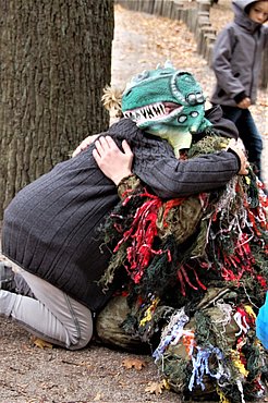 Der Drache umarmt eine Oma bei der Drachenjagd für Kindergeburtstage in Dresden