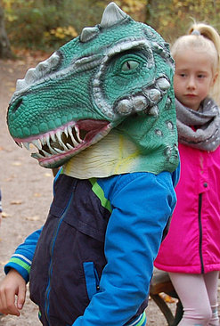 Junge mit Drachenmaske bei der Drachenjagd beim Projekttag in Dresden