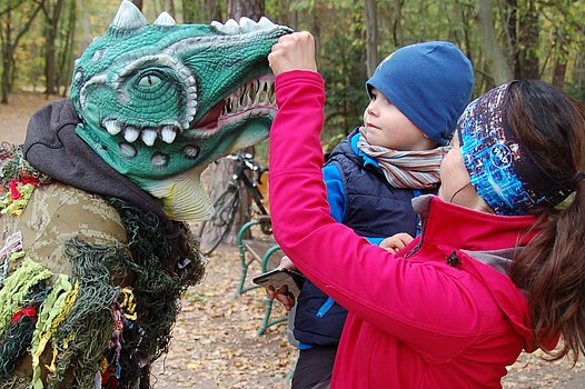 Mama mit Kind und Drachen beim Drachenjäger-Kindergeburtstag in Dresden 